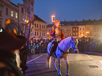 MARTIN NA BÍLÉM KONI POD BÍLOU VĚŽÍ... SE BLIŽÍ!