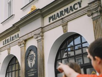 Vůně bylin i kávy a historie lékárnictví v srdci Hradce: Rozhlasová stopařka odhaluje tajemství Domu U Zlatého lva